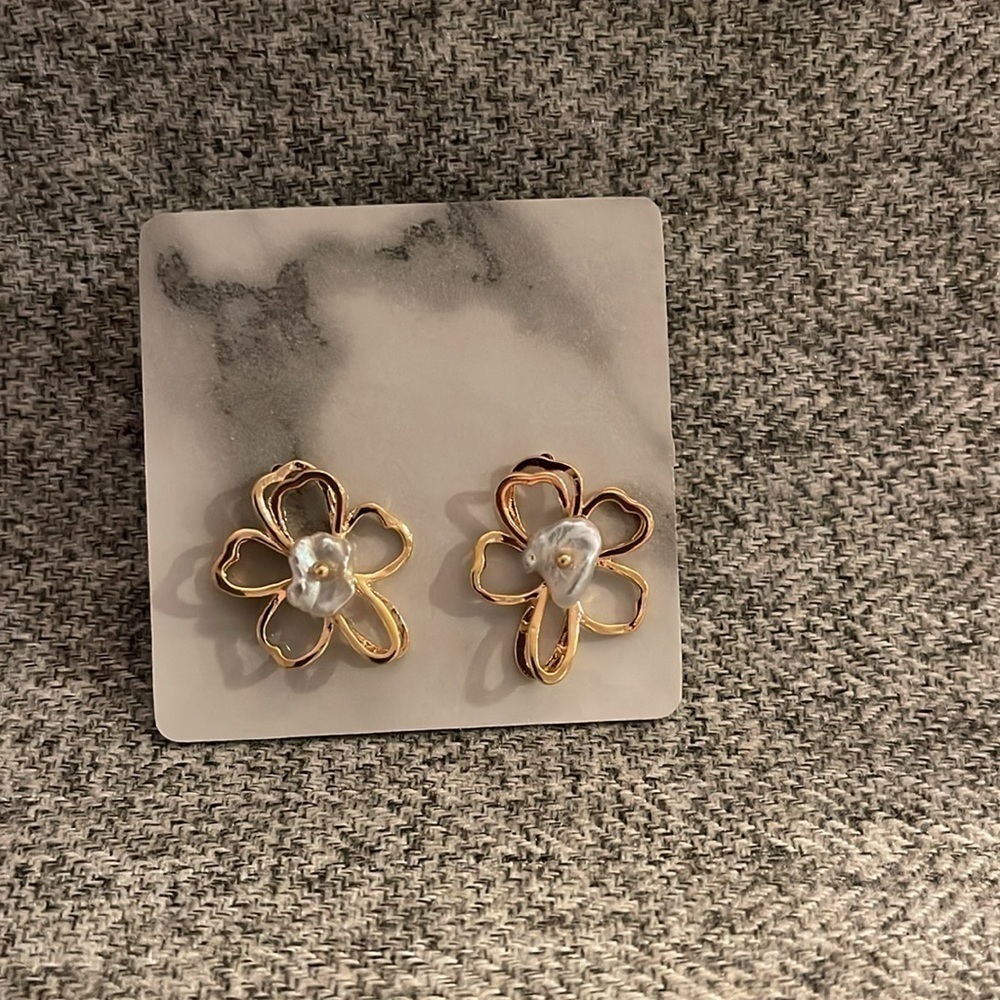 Anthropologie Pearl Flower Post Earrings. NEW - Picture 2 of 2